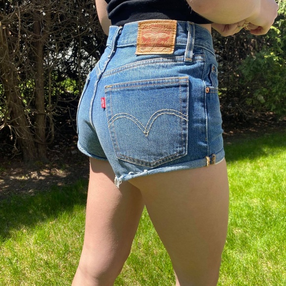 Levi's Jean Shorts! Good condition - Picture 2 of 4